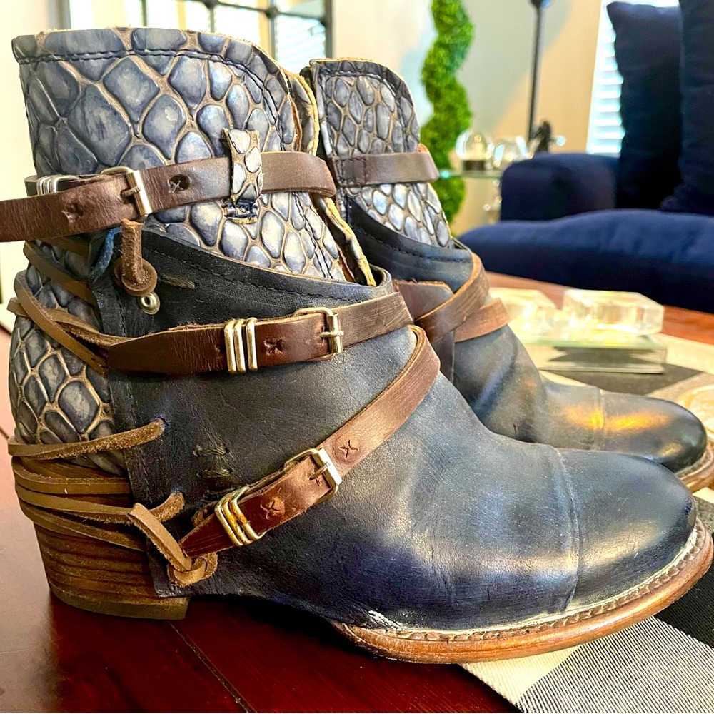 Freebird Boot Crue Navy Size 8 Worn a couple times. In amazing condition.